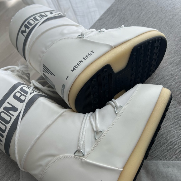 Moon Boot Women's White and Black Winter Boots - Picture 4 of 4